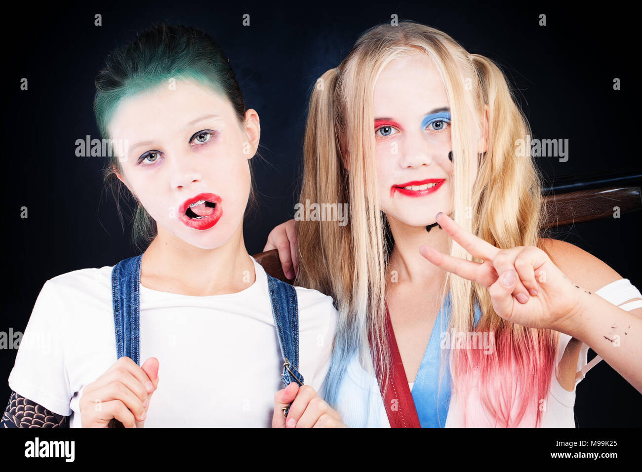 Junge Mädchen mit Halloween Make-up. Porträt von zwei Kinder mit  künstlerischen Make-up Stockfotografie - Alamy