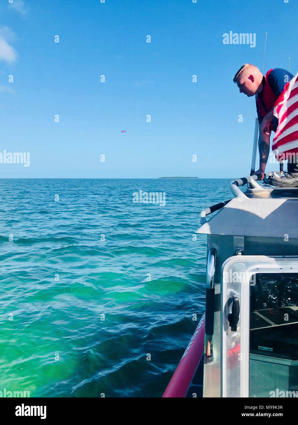 Ein Coast Guard Station Key West 24-Fuß-Special Purpose Handwerk - Flachwasser boatcrew sucht nach einem vermissten 60-jährigen Mann, der berichtet wurde über Bord fallen Sonntag, Februar 25, 2018 von einem 27-Fuß-Cabin Cruiser in der Nähe von See Passage in der Nähe von Key West, Florida. Die Küstenwache, Florida Fisch und Wildlife Conservation-Kommission und der US-Navy eingeführt Vermögenswerte für die fehlenden Mann zu suchen. Us-Küstenwache Stockfoto