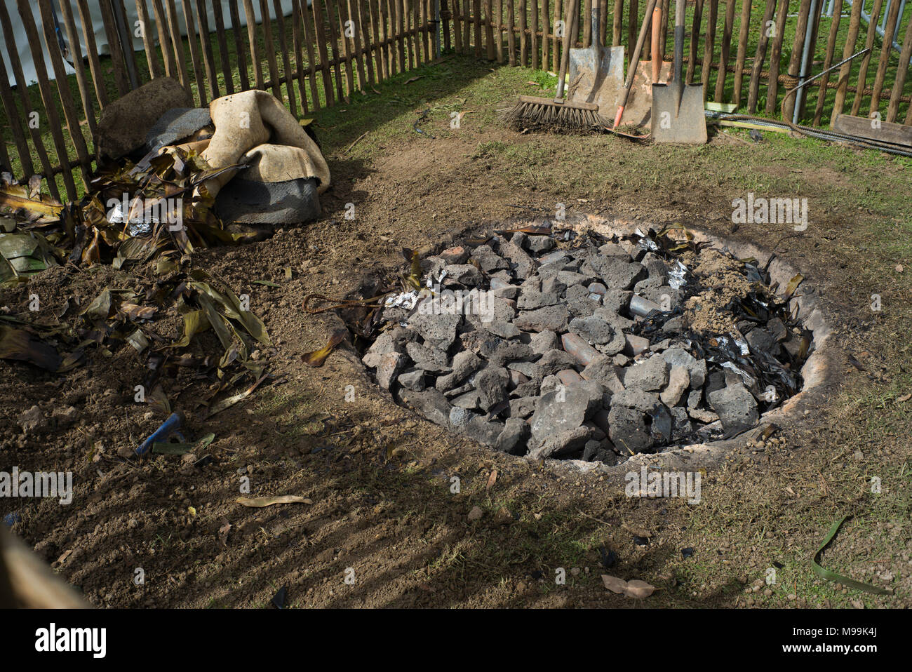 Eine Runde lovo Erde Backofen bei der fidschianischen Dorf am Pasifica Festival, Auckland, Neuseeland Stockfoto