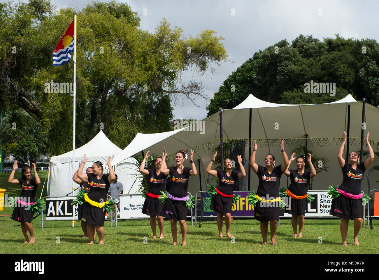 Hulanesian Fitness ihre Bewegungen an der Tokelau Dorf an Pasifica Festival, Auckland, New Zealand demonstrieren Stockfoto