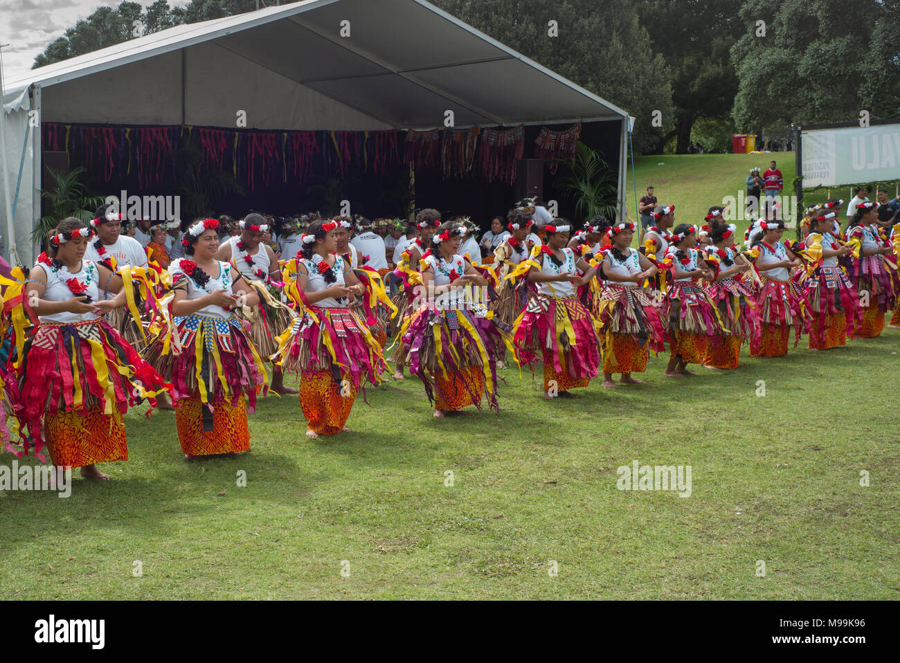 Tongan Männer und Frauen in einem traditionellen Tanz an der Pasifica Festival Auckland, Neuseeland. Stockfoto