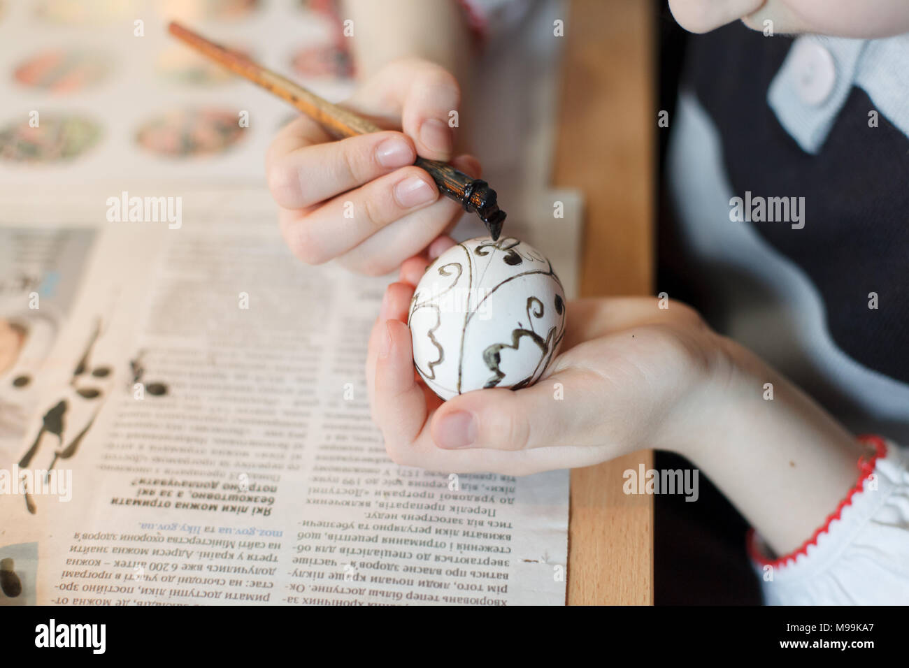 Lemberg, Ukraine - 11. März 2018. Ukrainische Ostereier malen Workshop. Traditionell vor Ostern seit Jahrhunderten Ukrainischen bemalte Eier. Stockfoto