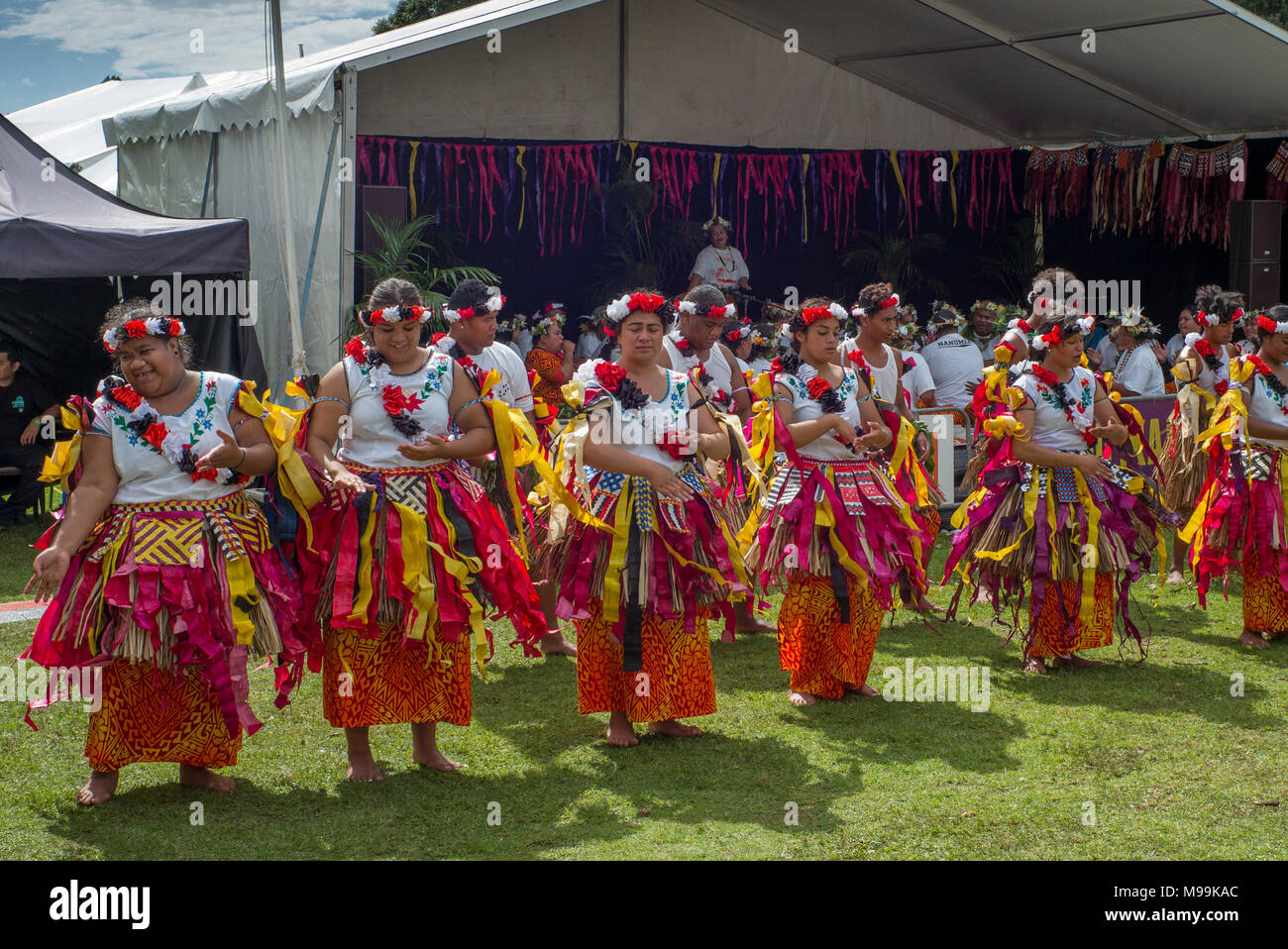 Frauen engagieren sich in einem traditionellen Tongan Tanz an der Pasifica Festival Auckland Stockfoto