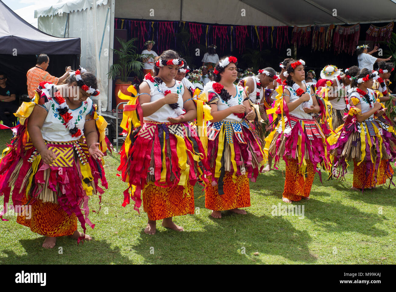 Frauen warten, bevor Sie eine Tongan Tanz an der Pasifica Festival in Auckland. Stockfoto