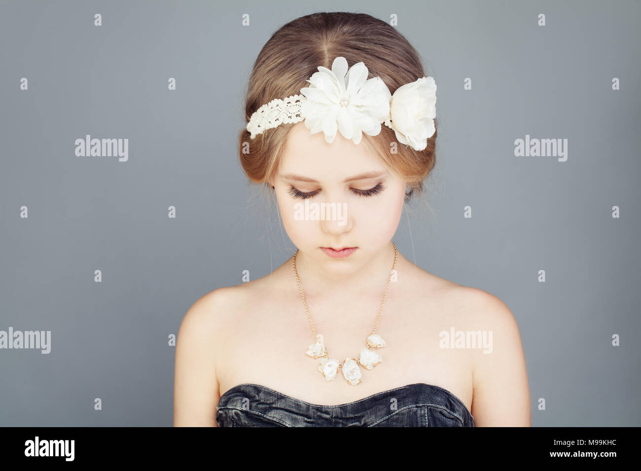 Nettes Madchen Mit Boho Schicke Frisur Kleidung Und Bohmischen Boho Schicke Frisur Stockfotografie Alamy