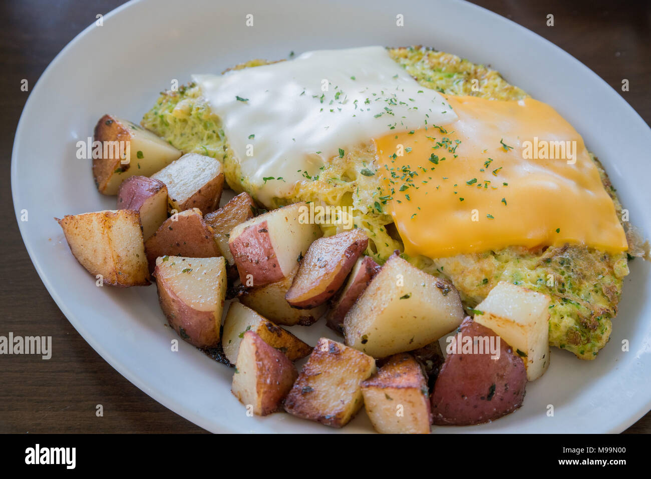 Nahaufnahme von köstlichen Grill braten, Kartoffeln, Käse und Ei, aßen in Los Angeles Stockfoto
