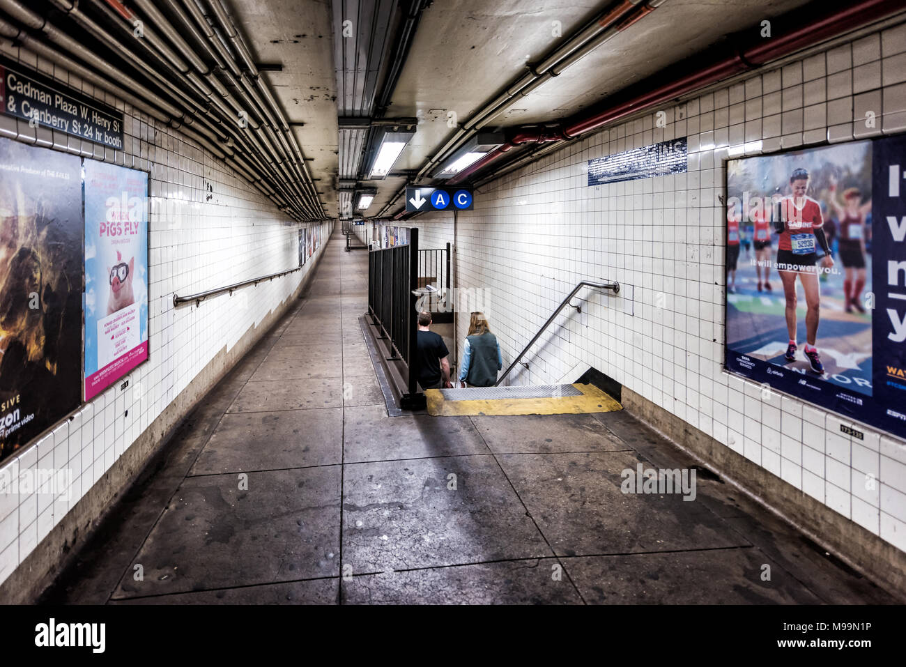 Brooklyn, USA - Oktober 28, 2017: Leere u-transit Treppen, Ausfahrt transfer in NYC New York City U-Bahn Station, von der Brooklyn Bridge, Cadman Stockfoto