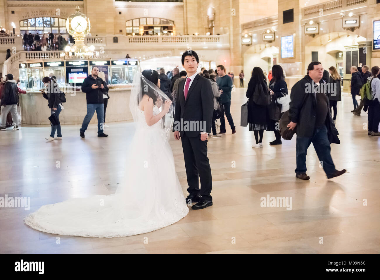 New York City, USA - 29. Oktober 2017: Grand Central Station NEW YORK CITY Halle, Transport Concourse, Menschen Hochzeit der Braut im weißen Kleid, glücklich sm Stockfoto