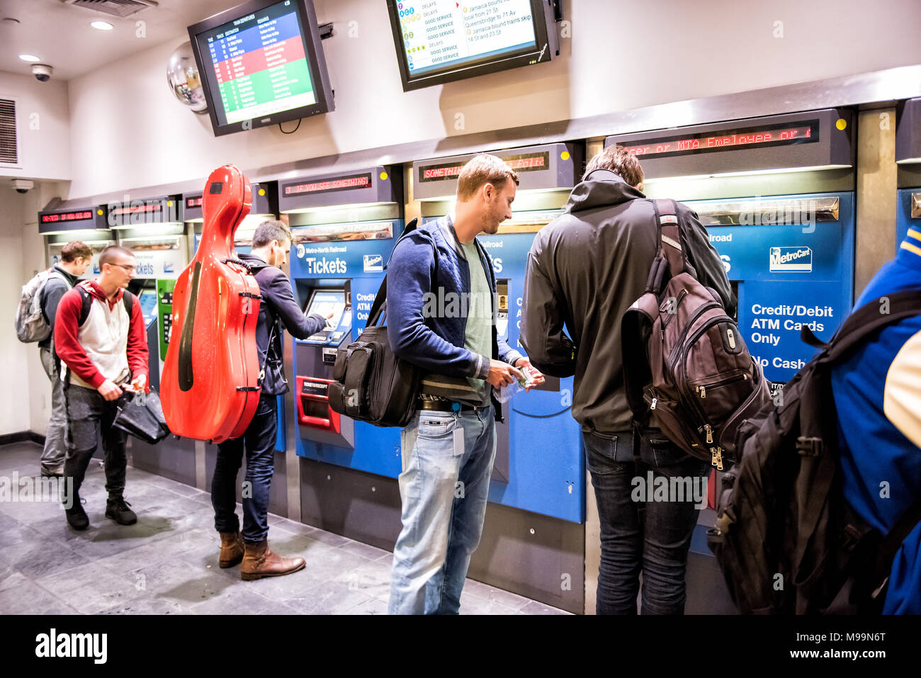 New York City, USA - Oktober 29, 2017: Die Menschen in der Grand Central Station NEW YORK CITY TRANSPORT Concourse, kaufen Zug metrocard U-Bahn Tickets an Maschinen Stockfoto
