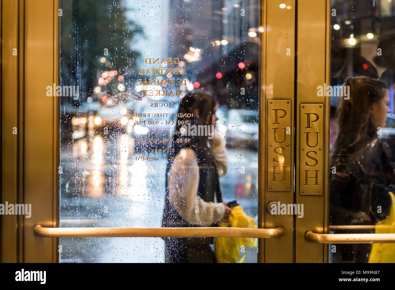 New York, USA - 29. Oktober 2017: Grand Central Terminal Eingang von Lexington Avenue in New York City NEW YORK CITY während der regnerischen Tag vom Markt outs Stockfoto