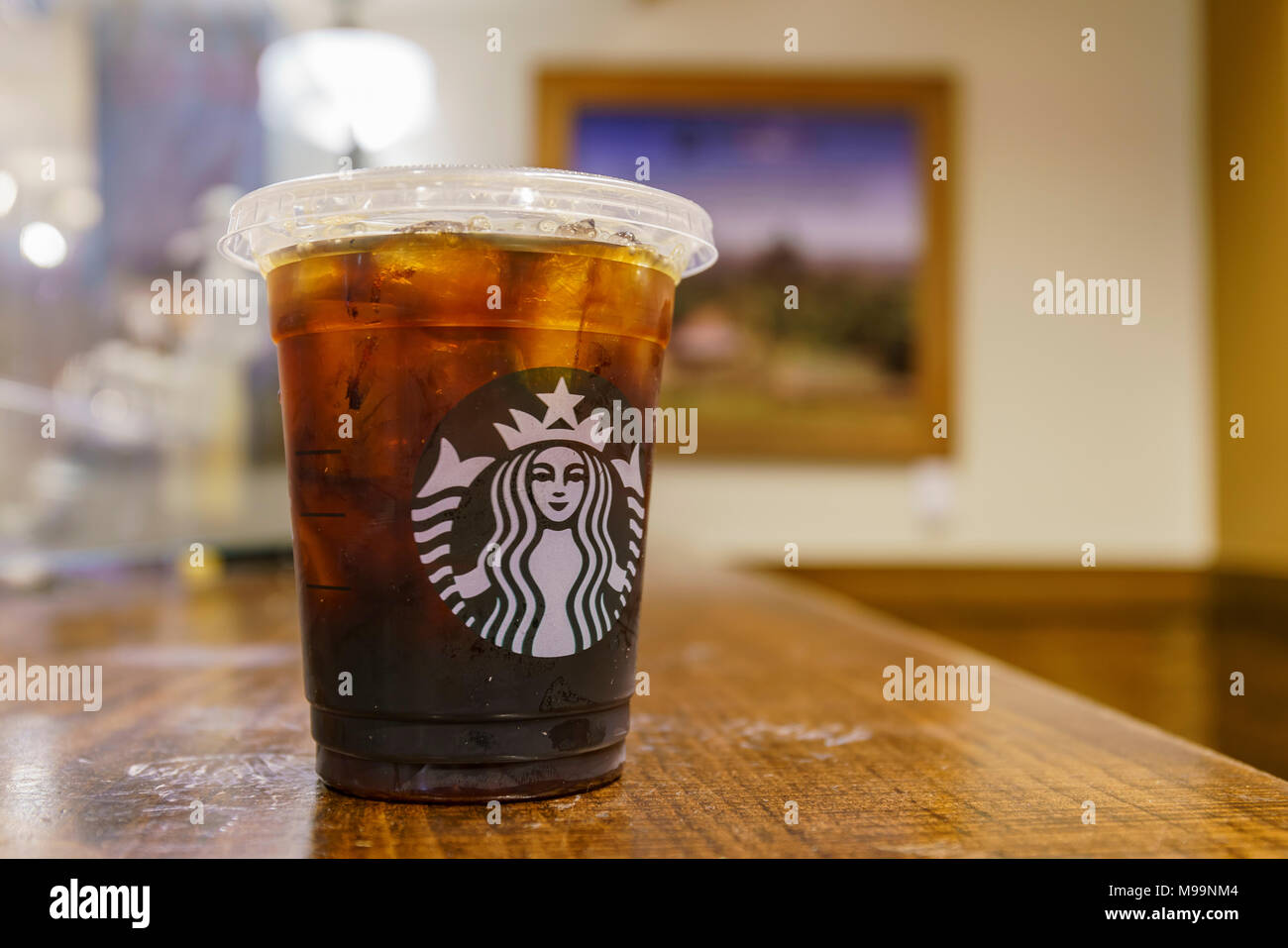 Los Angeles, Feb 3: Nahaufnahme von einer Tasse Starbucks Eiskaffee am Mar 3, 2018 in Los Angeles Stockfoto