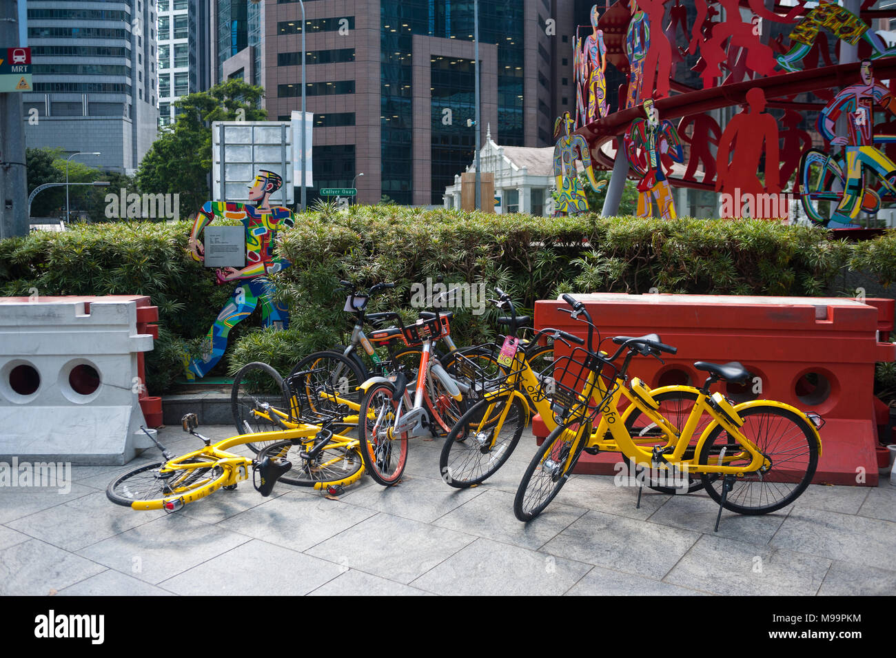 22.03.2018, Singapur, Republik Singapur, Asien - Geparkte Leihfahrräder in Singapore's Central Business District, Raffles Place. Stockfoto