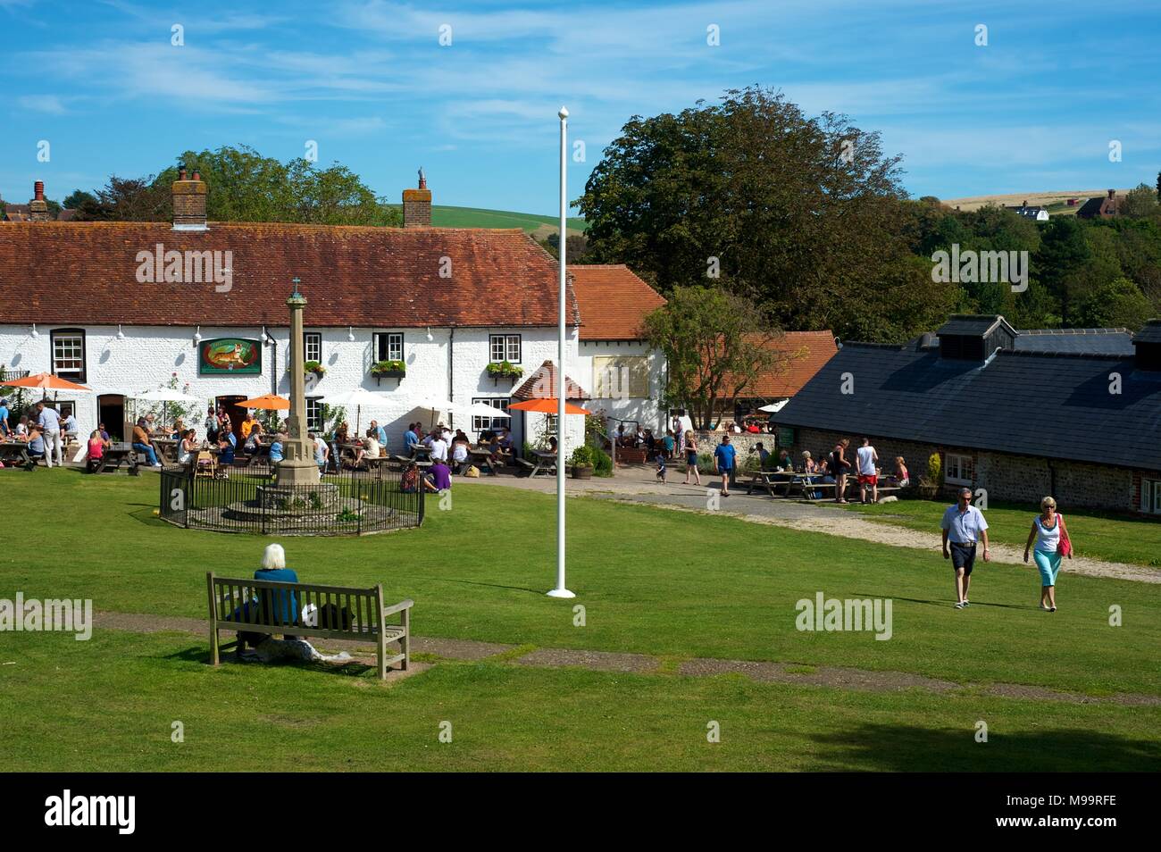 Village Green im East Dean, Sussex, England, auf der South Downs im Sommer Stockfoto