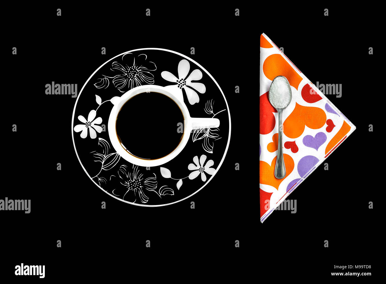 Tasse Kaffee mit Herzen Serviette und Löffel mit Zucker auf schwarzem Hintergrund Stockfoto