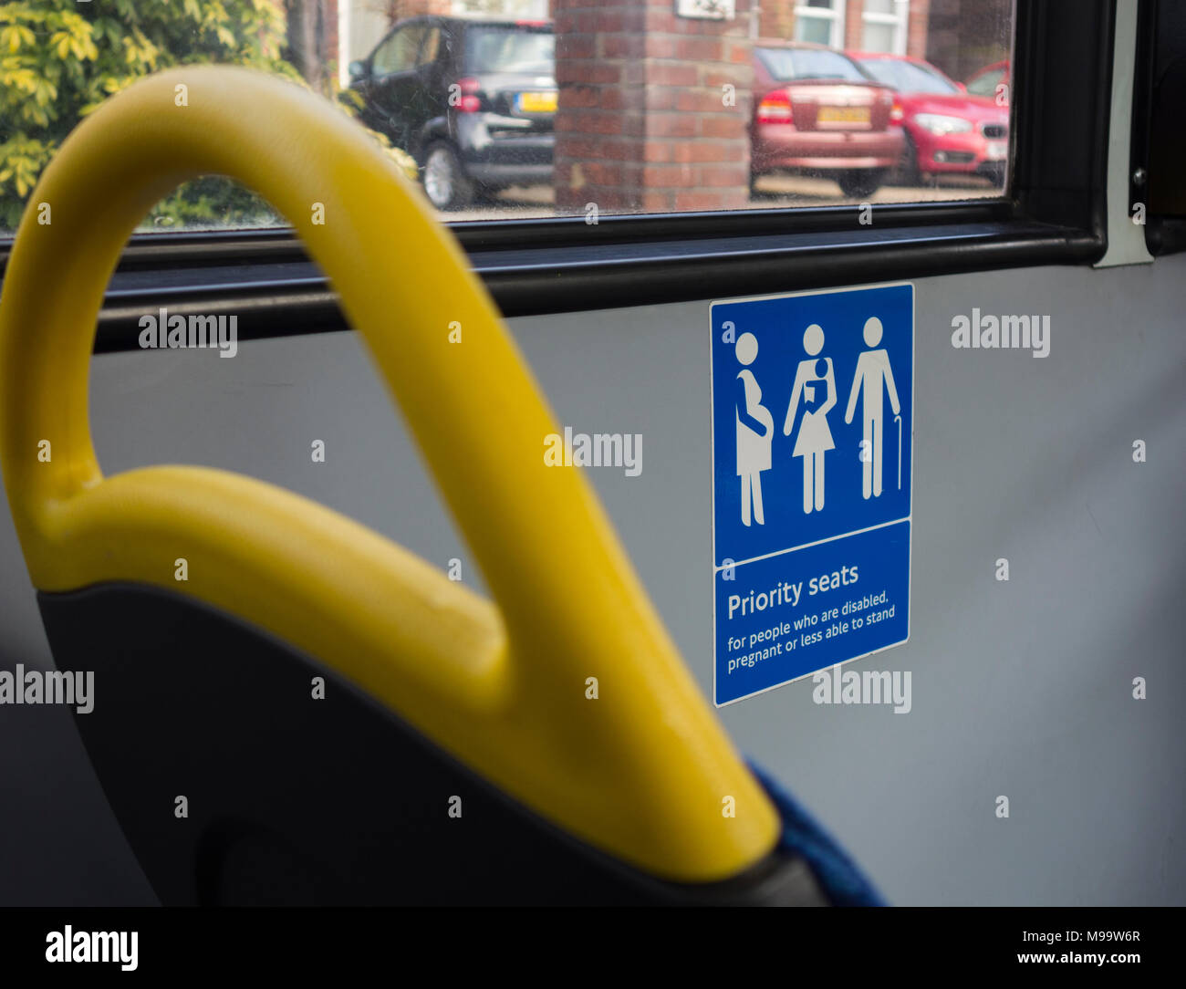 Priorität Sitz signage für Behinderte und Schwangere Passagiere auf ein TFL-Bus in London Stockfoto