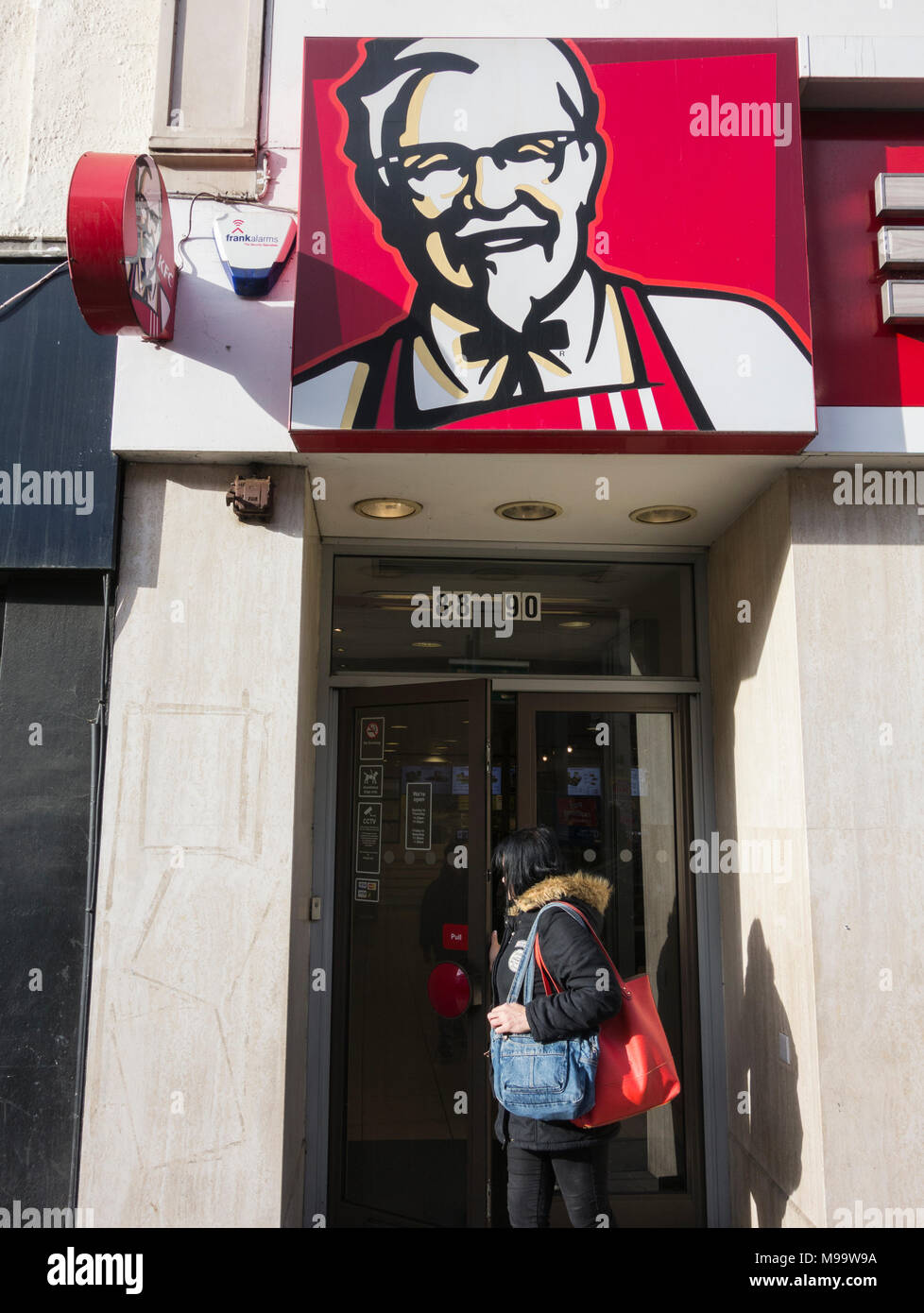 KFC Kentucky Fried Chicken Outlet in der King Street, Hammersmith, London, W6, UK Stockfoto