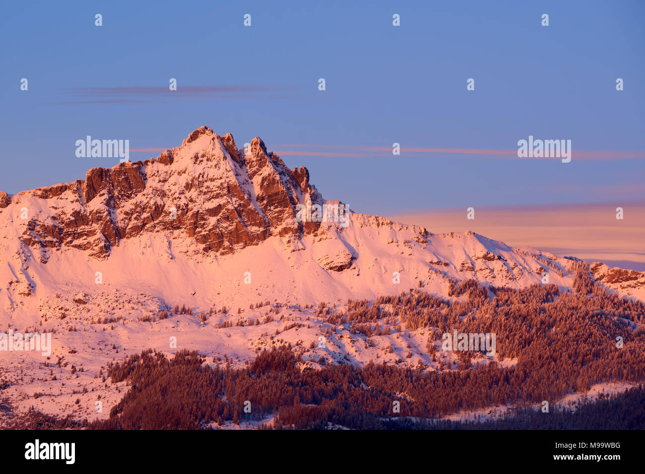 Aiguilles de Chabrieres (chabrieres Nadeln) bei Sonnenuntergang im Winter. Nationalpark Ecrins, Hautes-Alpes, Französische Alpen, Frankreich Stockfoto