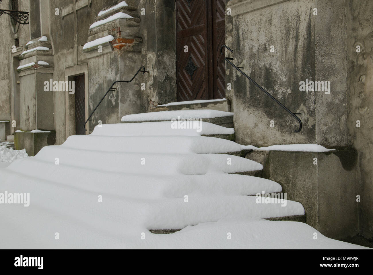 Treppen unter dem Schnee Stockfoto