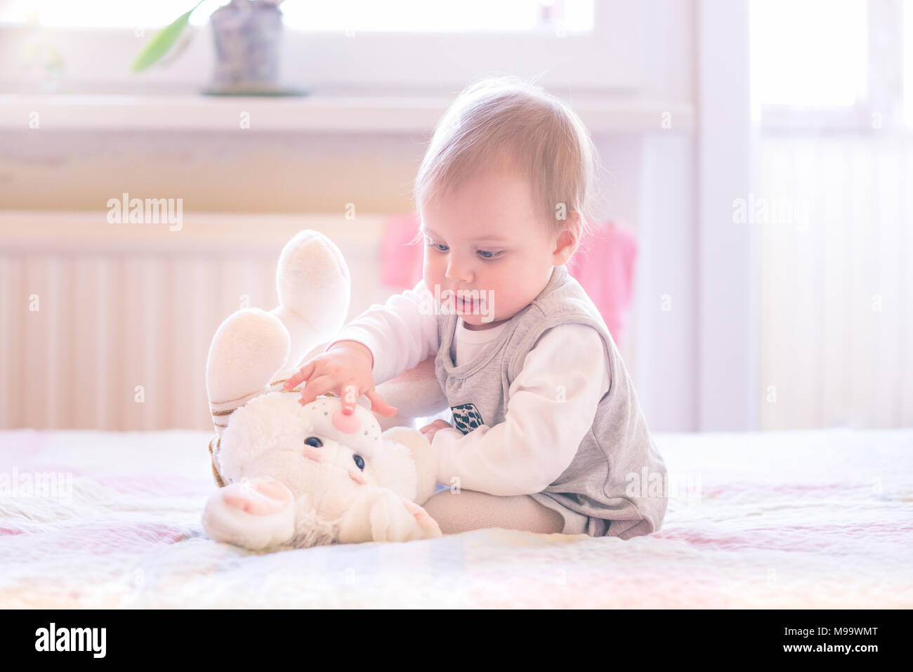 1 Jahr Alt Baby Madchen Spielen Mit Einem Plusch Bunny Stockfotografie Alamy