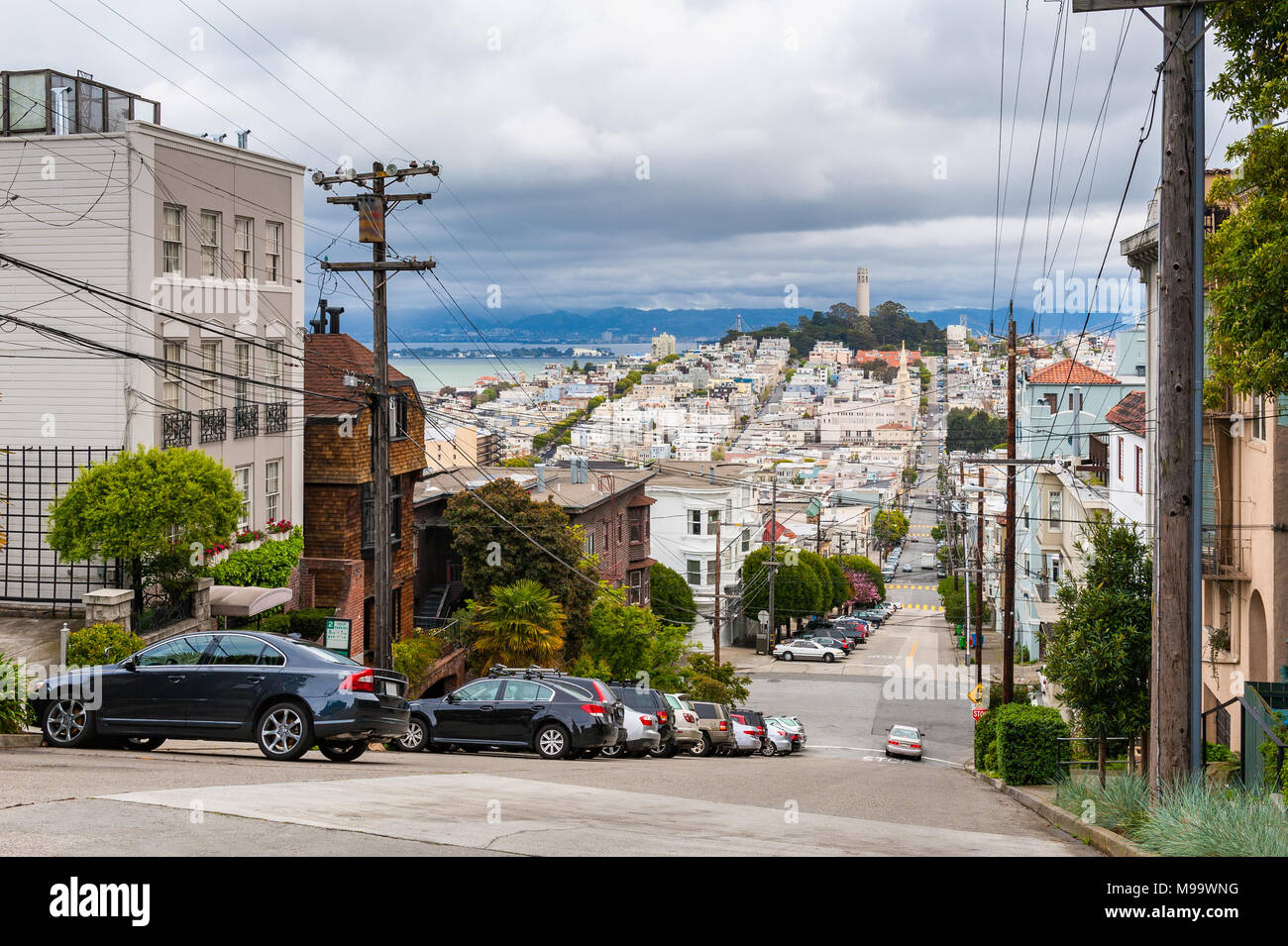 Typische steile Straße in der Innenstadt von San Francisco, Kalifornien, USA Stockfoto