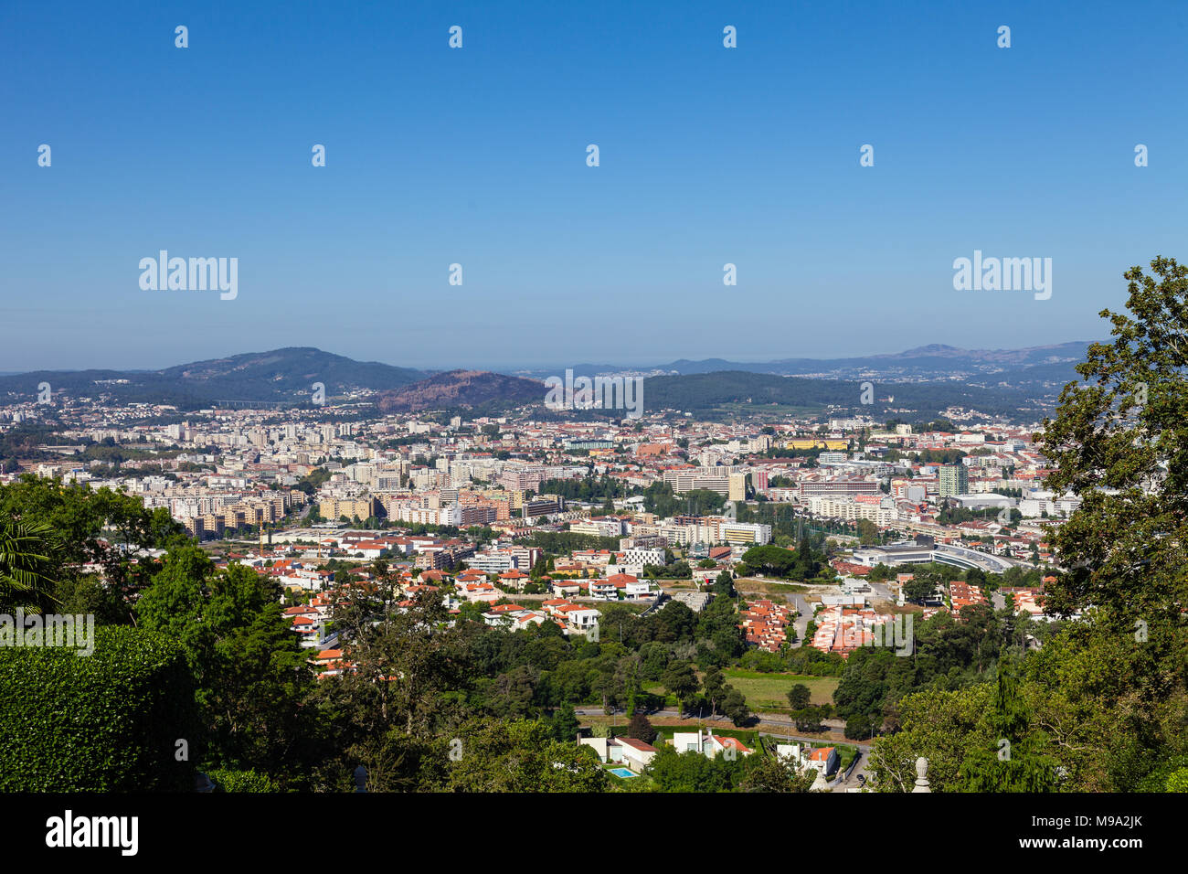 Stadt Braga von oben von der Treppe des Bom Jesus do Monte Heiligtum gesehen. Braga grösste Stadt und Hauptstadt der Region Minho Braga District. Stockfoto