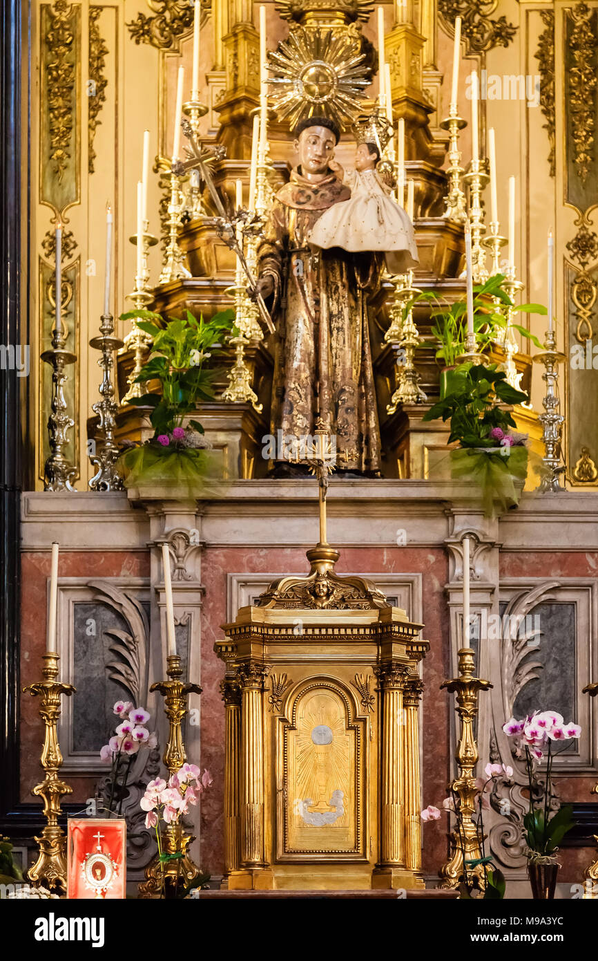 Lissabon, Portugal. Saint Anthony Statue und Wohnung. Santo Antonio de Lisboa Altar der Kirche. Der heilige Antonius von Lissabon/Padua/Padova Geburtsort. Barocke Stockfoto