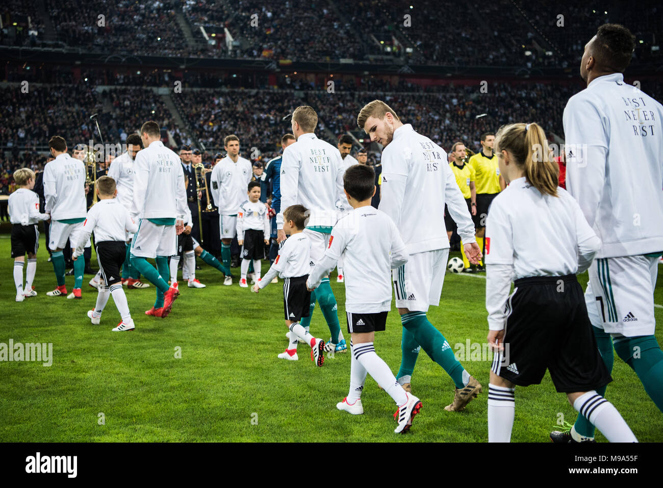 Düsseldorf, Deutschland. 23 Mär, 2018. Timo Werner mit Einlaufkind/' am besten nie Rest'GES/Fussball/Freundschaftsspiel: Deutschland - Spanien, 23.03.2018 Fußball: Testspiel: Deutschland vs Spanien, Düsseldorf, 23. März 2018 | Verwendung der weltweiten Kredit: dpa/Alamy leben Nachrichten Stockfoto