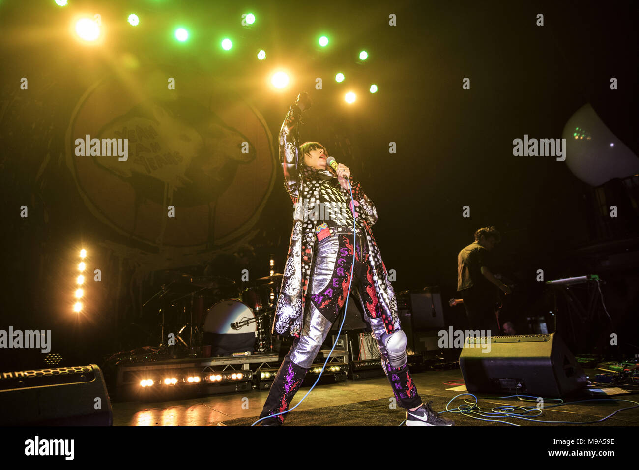 25. Oktober 2017 - Die Yeah Yeah Yeahs am Fonda Theater in Hollywood, CA, feiert die Neuauflage ihrer Aufzeichnung Fieber zu erzählen (Credit Bild: © Greg Chow über ZUMA Draht) Stockfoto