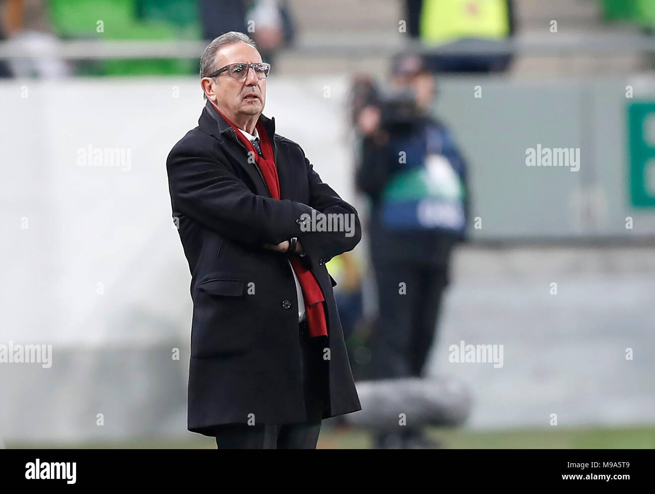 BUDAPEST, Ungarn - 23. März: Haupttrainer Georges Leekens Ungarns Uhren das Spiel während der internationalen Freundschaftsspiel zwischen Ungarn und Kasachstan an Groupama Arena am 23. März in Budapest, Ungarn, 2018. Credit: Laszlo Szirtesi/Alamy leben Nachrichten Stockfoto