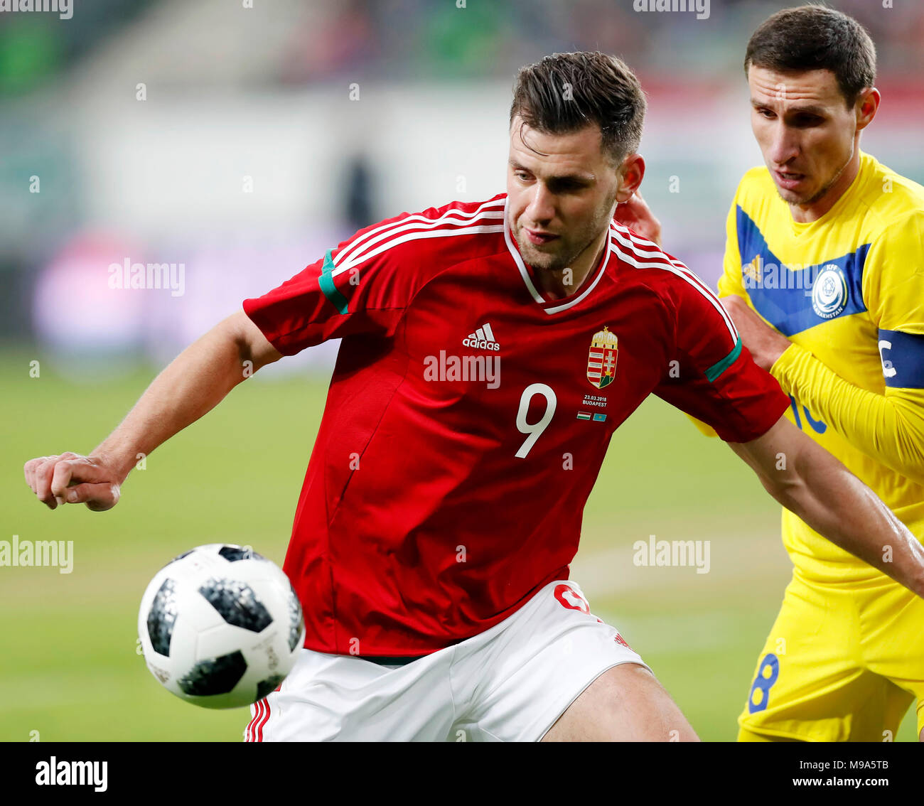 BUDAPEST, Ungarn - 23. März: Adam Szalai #9 von Ungarn für den Ball mit Stanislav Lunin (R) von Kasachstan während der internationalen Freundschaftsspiel zwischen Ungarn und Kasachstan an Groupama Arena konkurriert am 23. März in Budapest, Ungarn, 2018. Credit: Laszlo Szirtesi/Alamy leben Nachrichten Stockfoto