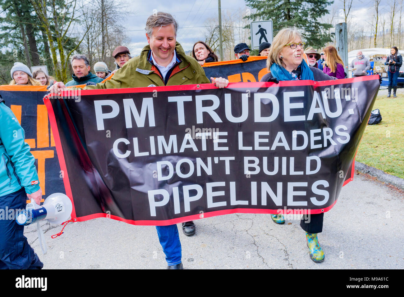 Canadian Green Party leader MP Elizabeth Mai und NDP MP Kennedy Stewart vor an Kinder Morgan Pipeline Protest, Burnaby, British Columbia, Kanada verhaftet wurde. Quelle: Michael Wheatley/Alamy leben Nachrichten Stockfoto