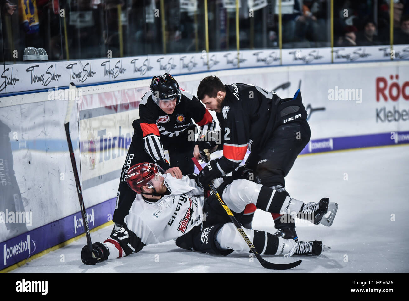 Deutschland, NŸrnberg, Arena NŸrnberger Versicherung, 23.03.2018, Eishockey - DEL Playoffs Viertelfinale, Spiel 5 - Thomas Sabo Ice Tigers vs. Kšlner Haie - Bild: (von L-R) Pascal Zerressen (Kšlner Haie, #27) und Yasin Ehliz (Ice Tigers, #42) Getting Off-Einstellung Strafen für Schruppen nach der Pfeife. Foto: HMB Medien/Ryan Credit: Ryan Evans/Alamy leben Nachrichten Stockfoto