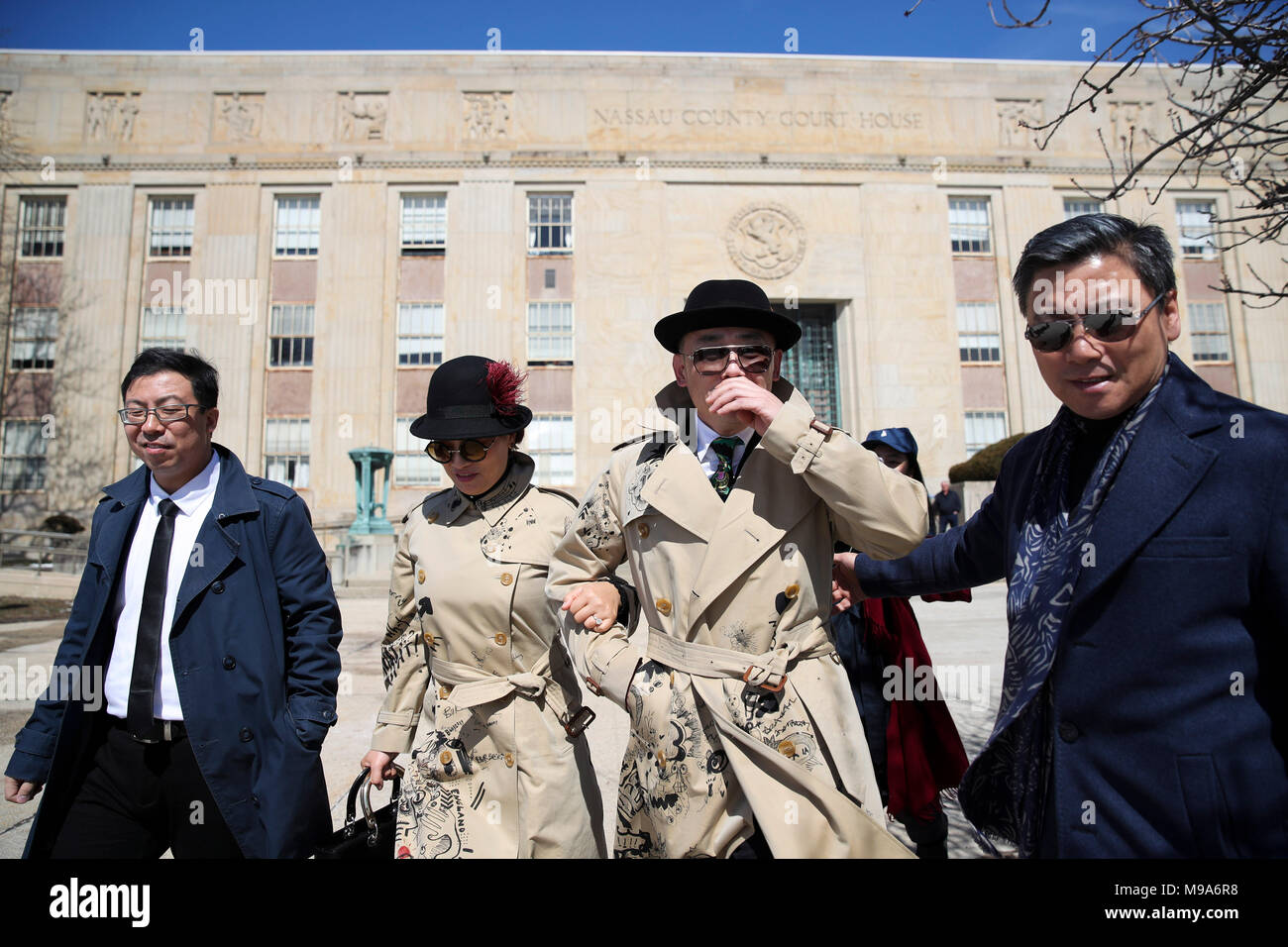 New York, USA. 23 Mär, 2018. Chinesische Schauspieler Zhou Libo (2. R, vorne) Lamellen während der vertagung der vorläufige Anhörung im Nassau County Court in Nassau County, New York, USA, am 23. März 2018. Das Nassau County Gericht am Freitag die erste vorläufige Anhörung der Fall der chinesischen Schauspieler Zhou Libo, der mit Waffen und Drogen. Credit: Wang Ying/Xinhua/Alamy leben Nachrichten Stockfoto