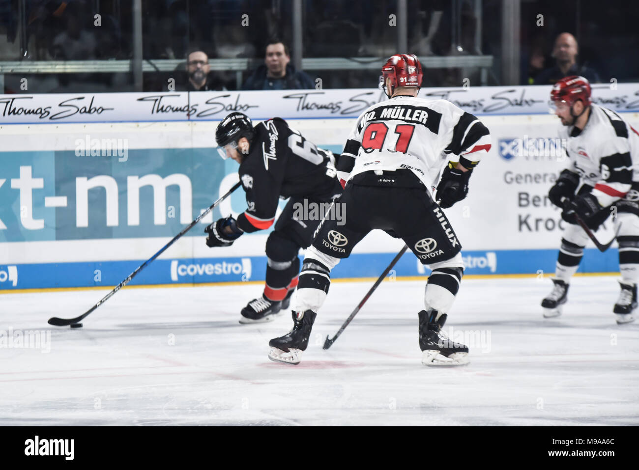 Deutschland, NŸrnberg, Arena NŸrnberger Versicherung, 23.03.2018, Eishockey - DEL Playoffs Viertelfinale, Spiel 5 - Thomas Sabo Ice Tigers vs. Kšlner Haie - Bild: (Aus L-R) Patrick Bjorkstrand (Ice Tigers, #62), Moritz MŸller (Kšlner Haie, #91). Stockfoto