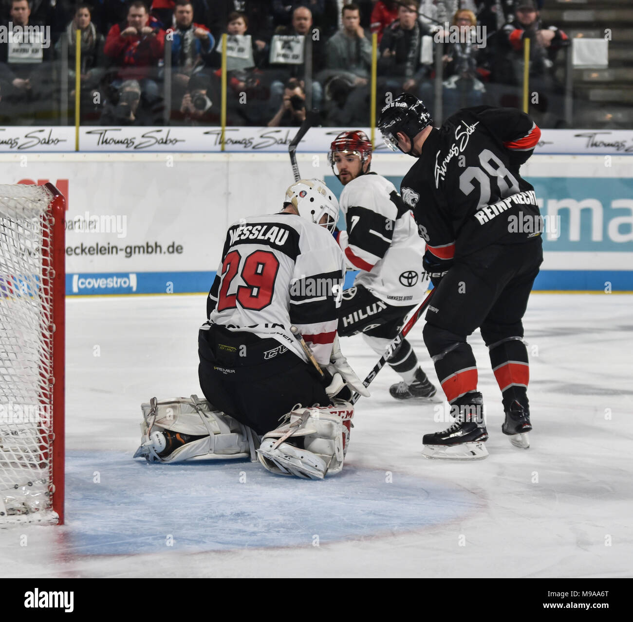 Deutschland, NŸrnberg, Arena NŸrnberger Versicherung, 23.03.2018, Eishockey - DEL Playoffs Viertelfinale, Spiel 5 - Thomas Sabo Ice Tigers vs. Kšlner Haie - Bild: Gustaf Wesslau (Kšlner Haie, #29) rettet eine Nahaufnahme von Steven Reinprecht (Ice Tigers, #28). Stockfoto