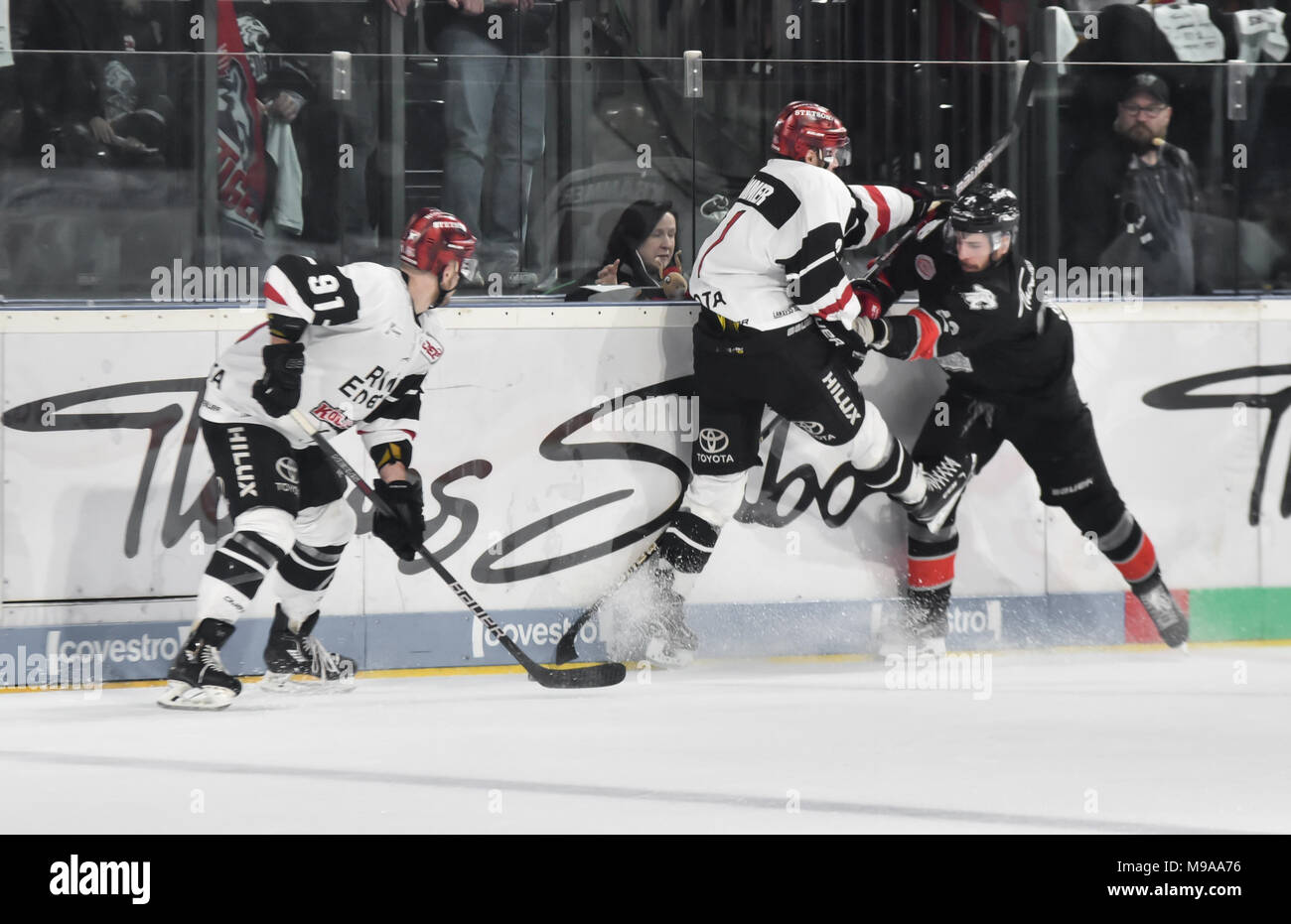 Deutschland, NŸrnberg, Arena NŸrnberger Versicherung, 23.03.2018, Eishockey - DEL Playoffs Viertelfinale, Spiel 5 - Thomas Sabo Ice Tigers vs. Kšlner Haie - Bild: Brandon Segal (Ice Tigers, #26) liefert Moritz MŸller (Kšlner Haie, #91) einen harten Treffer, Moritz MŸller (Kšlner Haie, #91) gewinnt den Puck zurück. Stockfoto