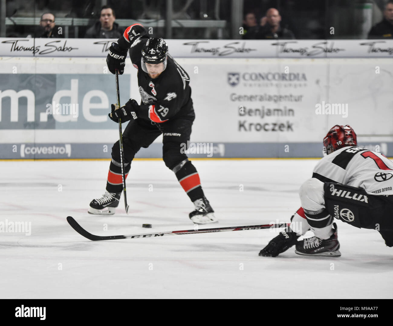 Deutschland, NŸrnberg, Arena NŸrnberger Versicherung, 23.03.2018, Eishockey - DEL Playoffs Viertelfinale, Spiel 5 - Thomas Sabo Ice Tigers vs. Kšlner Haie - Bild: Christian Ehrhoff (Kšlner Haie, #10) legt sein Still aus, um einen Schuss von John Mitchell zu verhindern (Ice Tigers, #79). Stockfoto