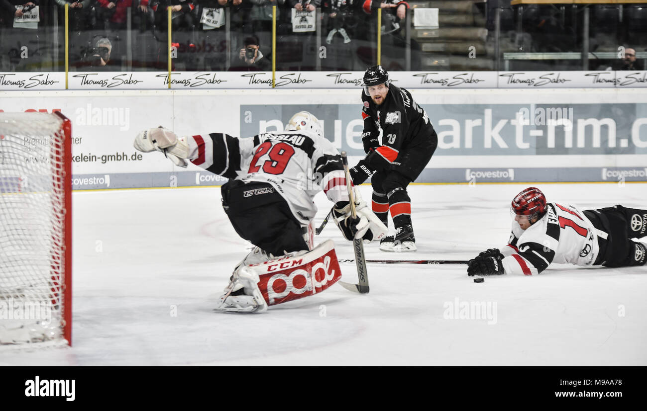 Deutschland, NŸrnberg, Arena NŸrnberger Versicherung, 23.03.2018, Eishockey - DEL Playoffs Viertelfinale, Spiel 5 - Thomas Sabo Ice Tigers vs. Kšlner Haie - Bild: Christian Ehrhoff (Kšlner Haie, #10) legt sein Still aus, um einen Schuss von John Mitchell (Ice Tigers, #79); Gustaf Wesslau (Kšlner Haie, #29) mit dem Save zu verhindern. Stockfoto