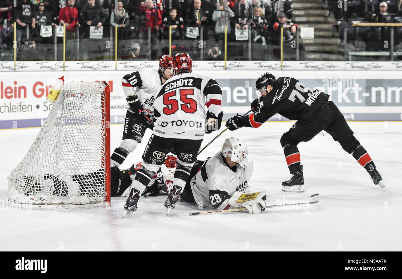 Deutschland, NŸrnberg, Arena NŸrnberger Versicherung, 23.03.2018, Eishockey - DEL Playoffs Viertelfinale, Spiel 5 - Thomas Sabo Ice Tigers vs. Kšlner Haie - Bild: Christian Ehrhoff (Kšlner Haie, #10) , Sebastian Uvira (Kšlner Haie, #93), Felix SchŸtz (Kšlner Haie, #55) und Goalie Gustaf Wesslau (Kšlner Haie, #29) versuchen alle, das Tor vor einem losen Puck zu blockieren, während John Mitchell (Ice Tigers, #79) versucht, es ins Netz zu schlagen. Stockfoto
