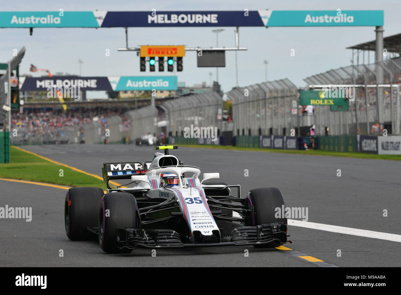 Albert Park, Melbourne, Australien. 24 Mär, 2018. Sergei Sirotkin (RUS) # 35 von der Williams Martini Racing Team verlässt die Grube für seine Qualifying-runde an der 2018 australischen Formel 1 Grand Prix im Albert Park in Melbourne, Australien. Sydney Low/Cal Sport Media/Alamy leben Nachrichten Stockfoto