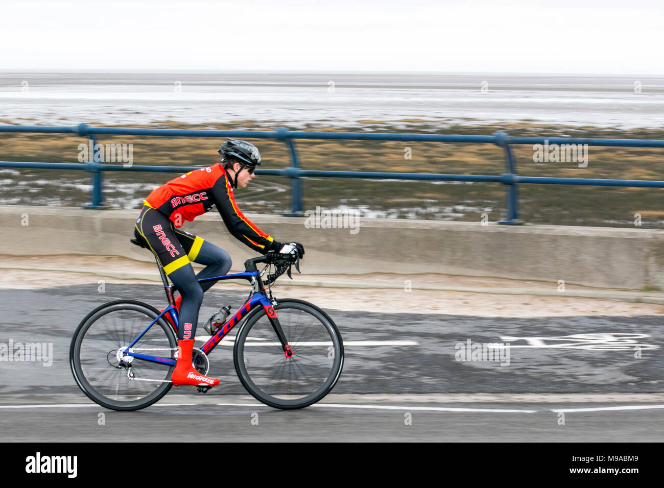 Southport, Merseyside. UK Wetter. 24.03.2018. Helle Farben auf einen langweiligen Tag im Seebad, wie Besucher und Bewohner genießen Sie die feine condtions leichte Übung auf der Strandpromenade. Credit: MediaWorldImages/AlamyLive Nachrichten. Stockfoto