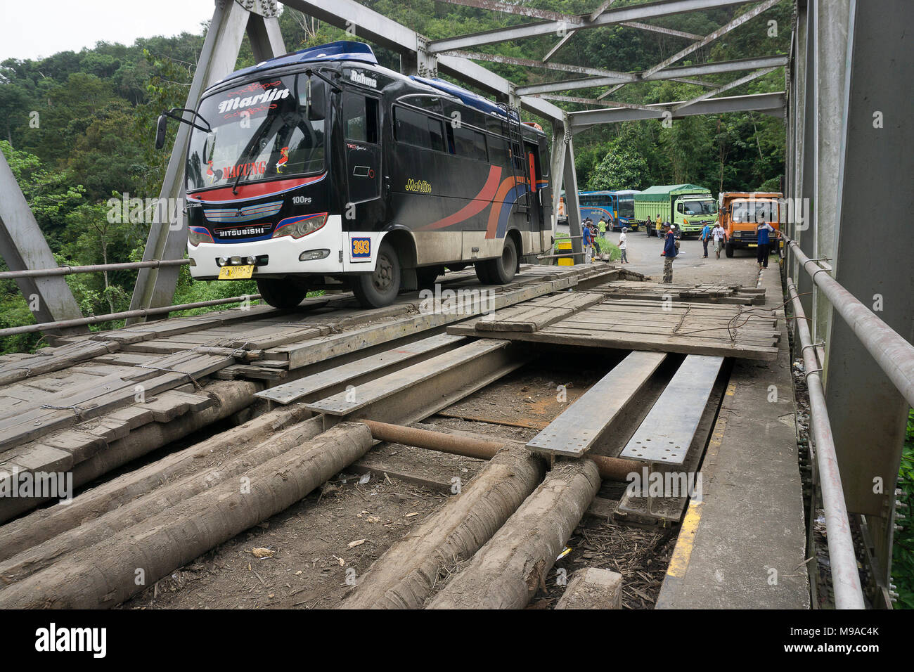 Lahat, Indonesien. 23. März, 2018. Fahrzeuge, die über eine Brücke. Credit: Novian Fazli/Alamy leben Nachrichten Stockfoto