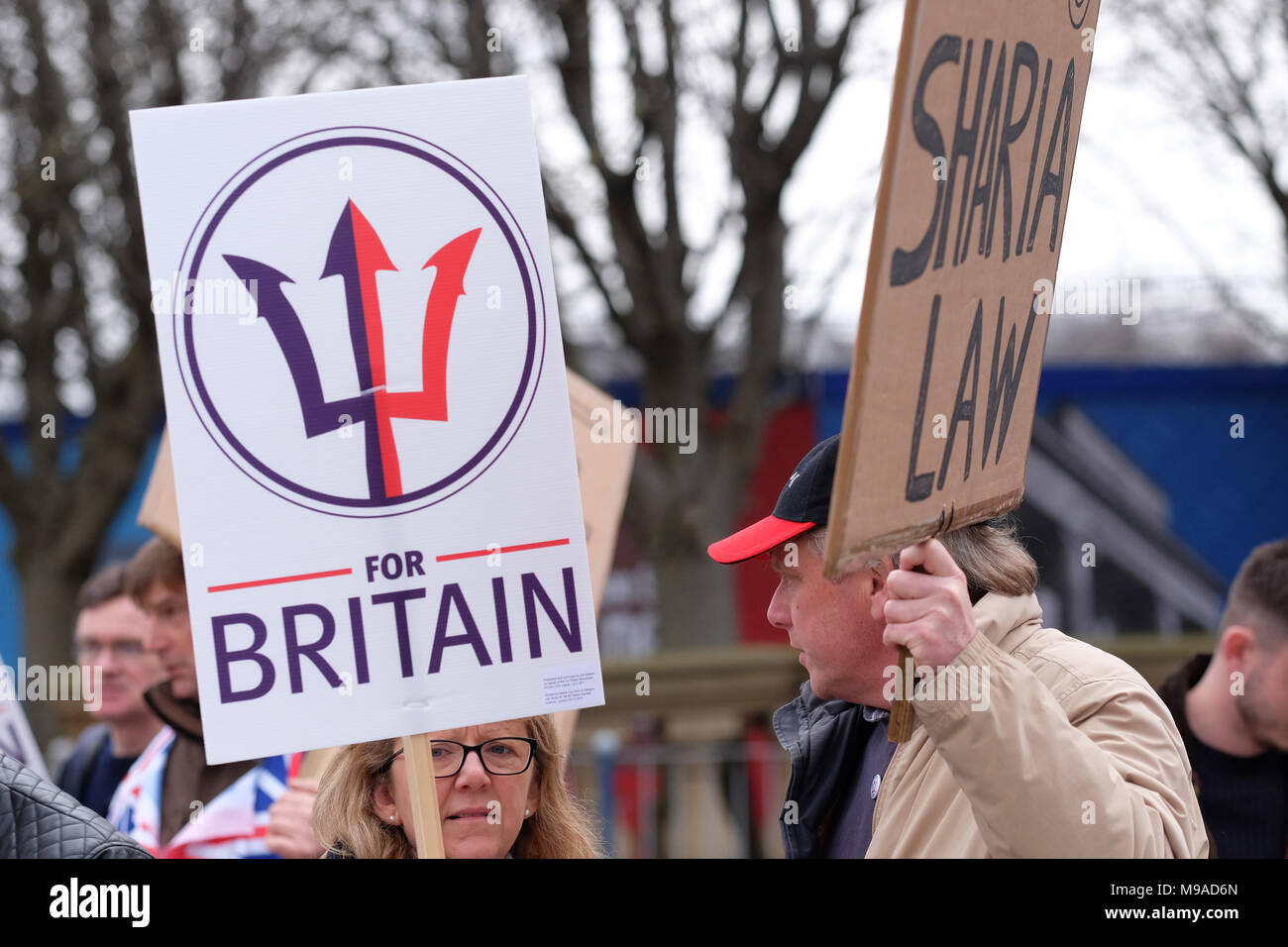 Birmingham, UK - Am Samstag, den 24. März 2018 - Demonstrant mit einem für Großbritannien Plakat während der Demonstration und März durch den Fußball Jungs Alliance (FLA) in Birmingham. Foto Steven Mai/Alamy leben Nachrichten Stockfoto