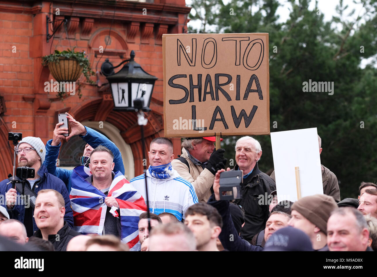 Birmingham, UK - Am Samstag, den 24. März 2018 - Demonstranten mit Nein zur Scharia Plakat während der Demonstration und März durch den Fußball Jungs Alliance (FLA) in Birmingham. Foto Steven Mai/Alamy leben Nachrichten Stockfoto
