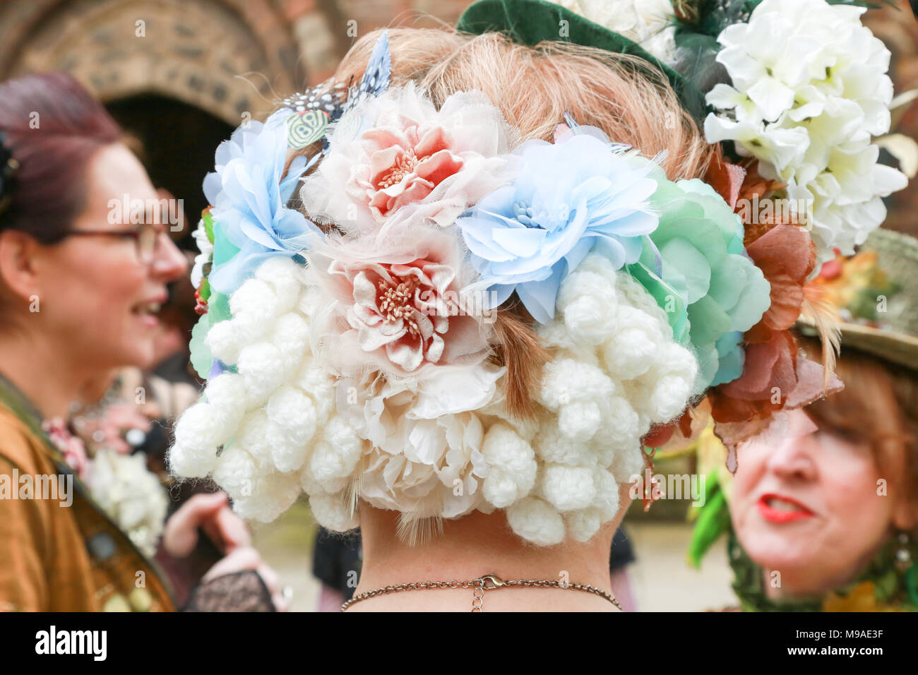 Dekorative Blumen hat als getragen von einer Dame in der steampunk Stil. Steampunk ist ein Stil der Mode, historische Elemente und anachronistischen Technologie, oft durch edwardianische Science Fiction inspiriert. Peter Lopeman/Alamy leben Nachrichten Stockfoto