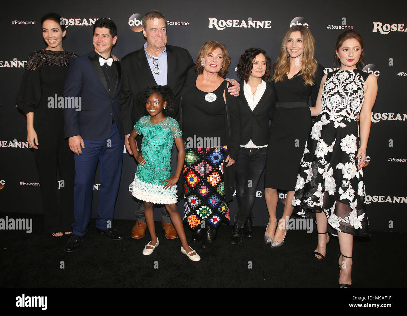 Burbank, CA, USA. 23 Mär, 2018. 23. März 2018 - Burbank, Kalifornien - Whitney Cummings, Michael Fishman, John Goodman, Roseanne Barr, Sarah Gilbert, Sarah Chalke, Emma Kenney, Jayden Rey. "Roseanne" Premiere Veranstaltung in Walt Disney Studios. Photo Credit: F. Sadou/AdMedia Credit: F. Sadou/AdMedia/ZUMA Draht/Alamy leben Nachrichten Stockfoto