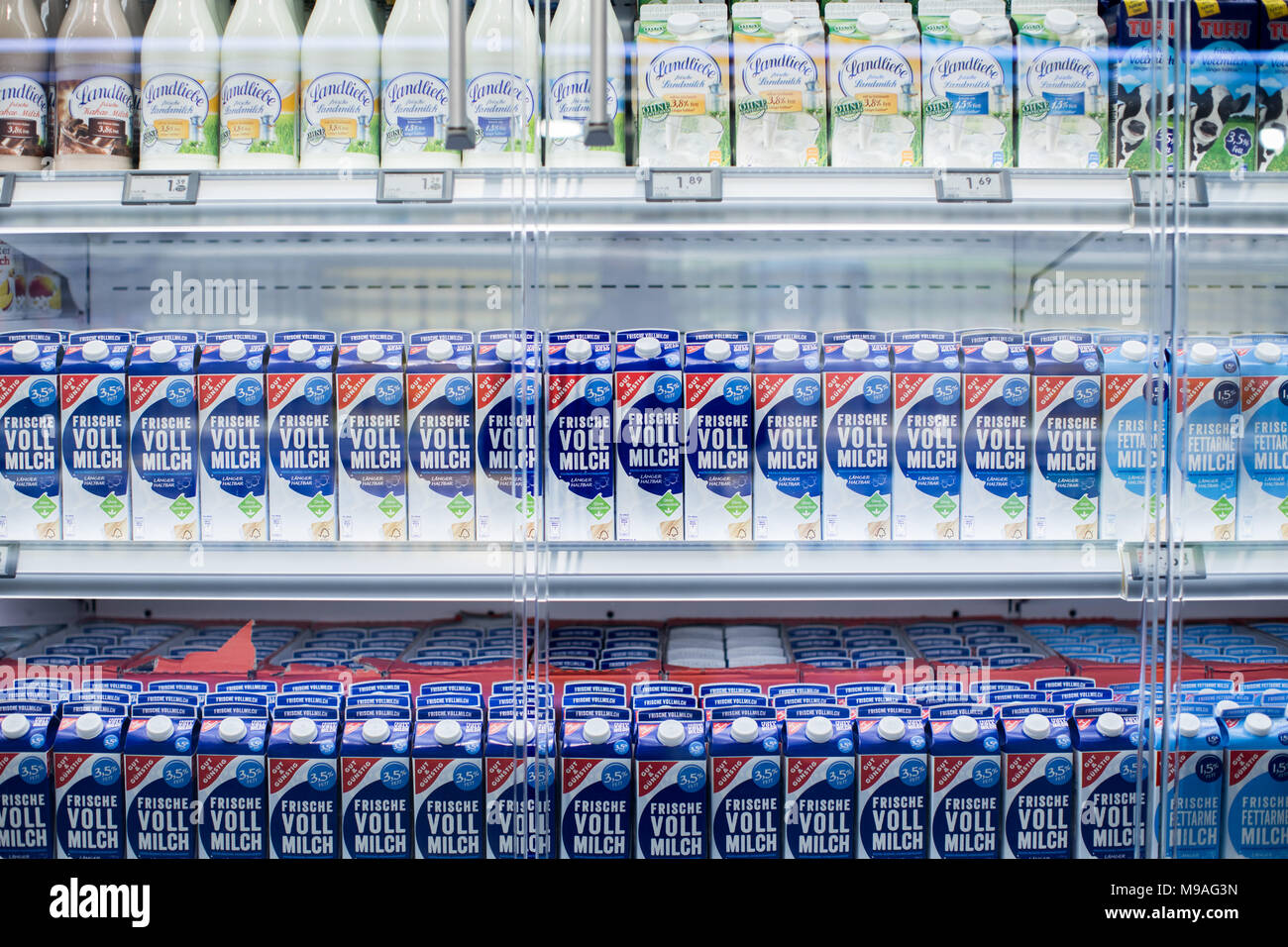 21 März 2018, Deutschland, Düsseldorf: Ein Blick auf die Milch im  Kühlschrank eines Edeka store. Edeka Unternehmer Heinz Zurheide am 22. März  2018 seine siebte und derzeit größte Supermarkt in der  nordrhein-westfälischen