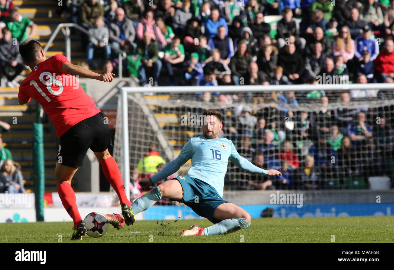 Windsor Park, Belfast, Nordirland, Großbritannien. 24. März 2018. Nordirland / Republik Korea (Südkorea). Oliver Norwood (16) macht eine für Nordirland zu bekämpfen. Quelle: David Hunter/Alamy Leben Nachrichten. Stockfoto