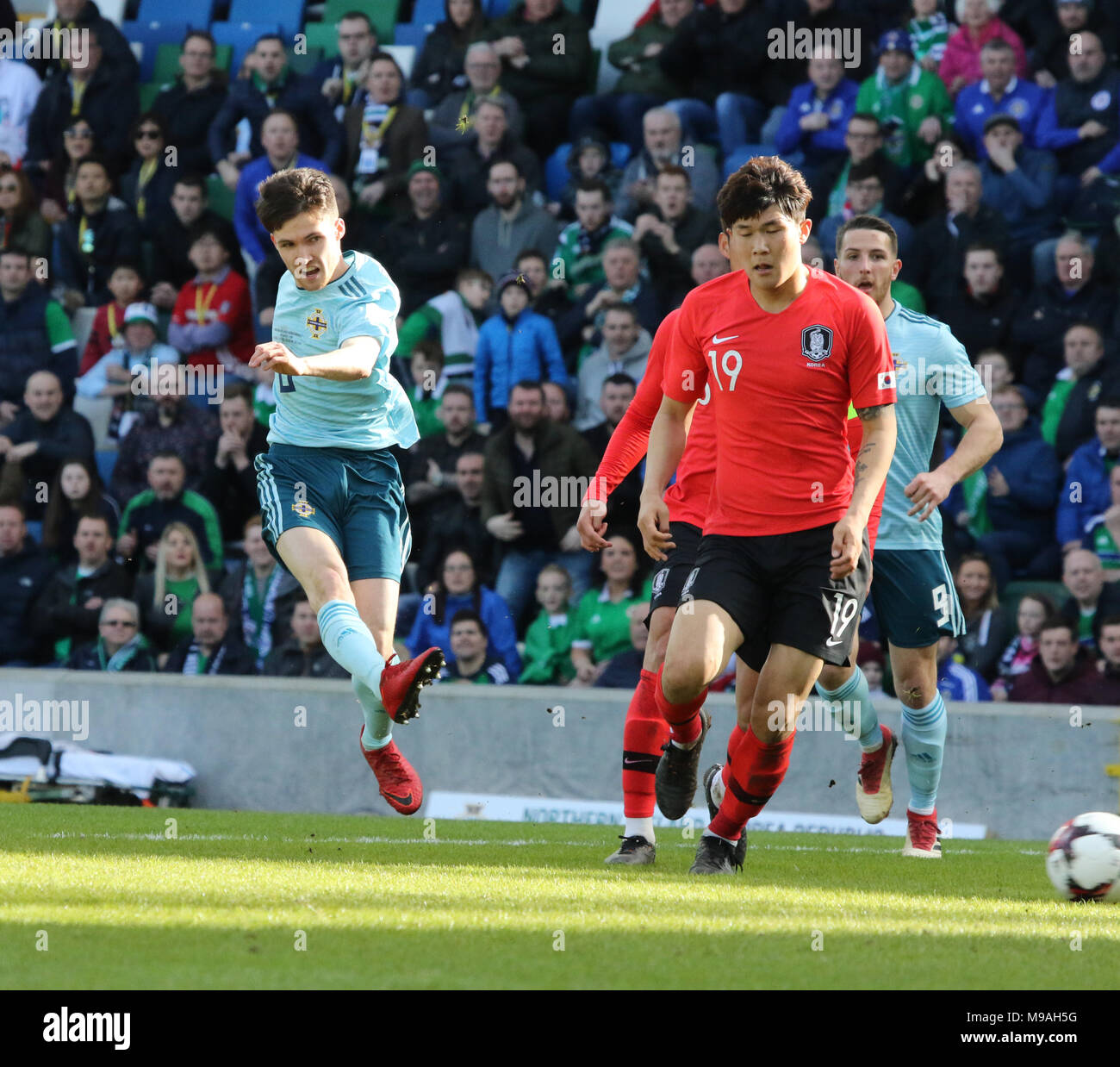 Windsor Park, Belfast, Nordirland, Großbritannien. 24. März 2018. Nordirland / Republik Korea (Südkorea). Paul Smyth Brände in das Siegtor für Nordirland. Credit: David Hunter/Alamy Leben Nachrichten. Stockfoto