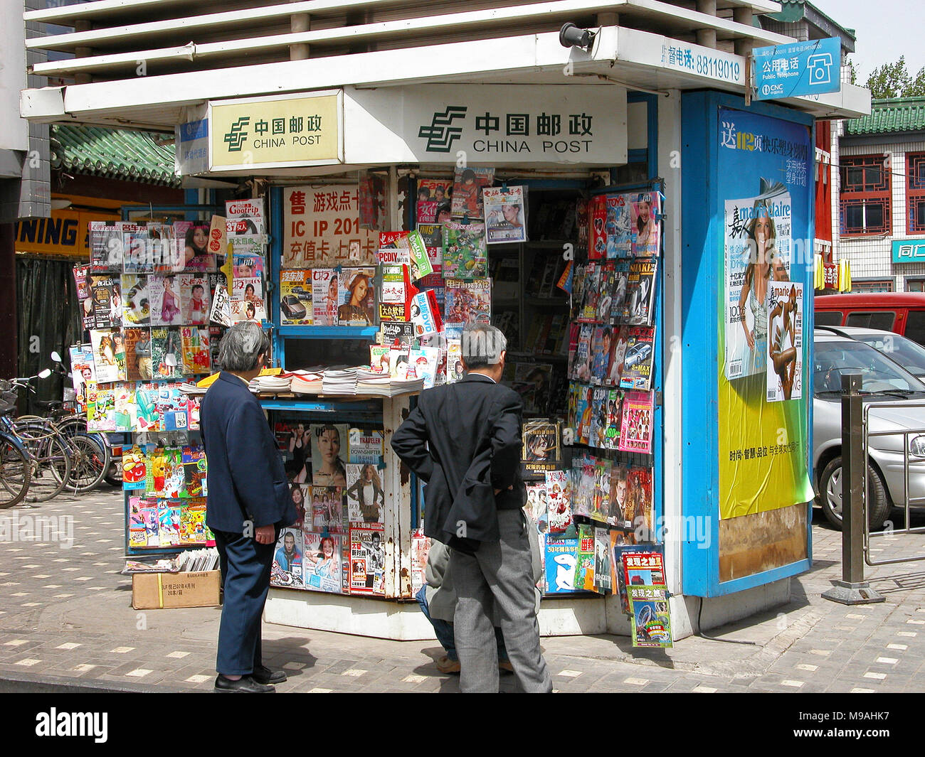 Kiosk in Peking, zwei Männer lesen Zeitschriftentitel. China Stockfoto